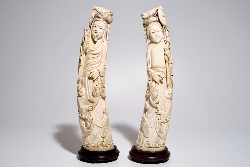 Une paire de grandes figures de p&ecirc;cheurs en ivoire sculpt&eacute;, Chine, 19/20&egrave;me